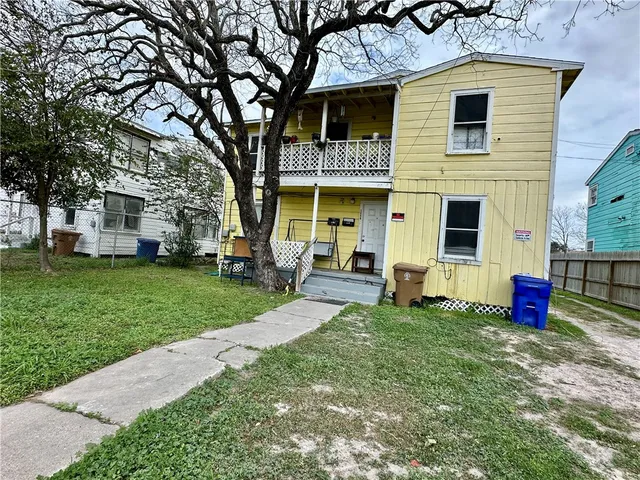 a view of a house with a yard