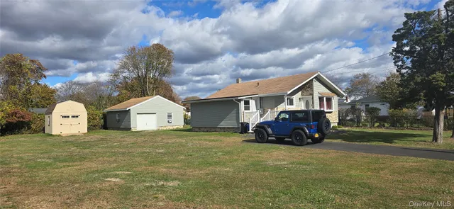 a view of a house with a yard