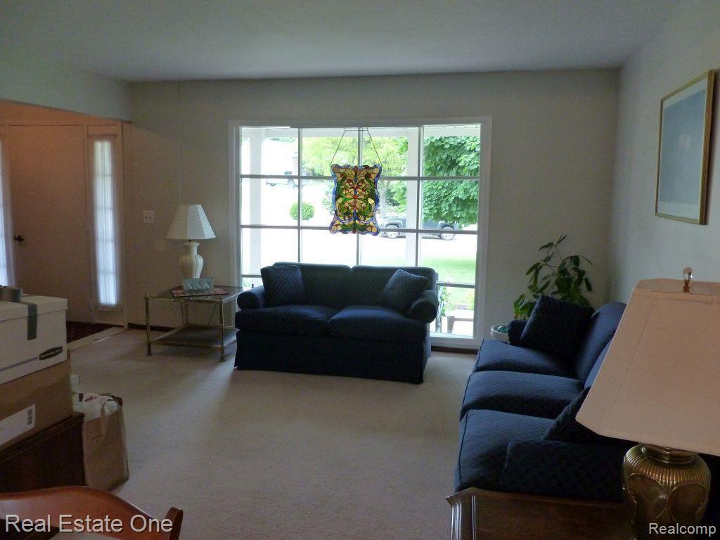 96 Foxboro Drive Rochester, MI 48309 - Photo 7 of 25 P1040355.jpg