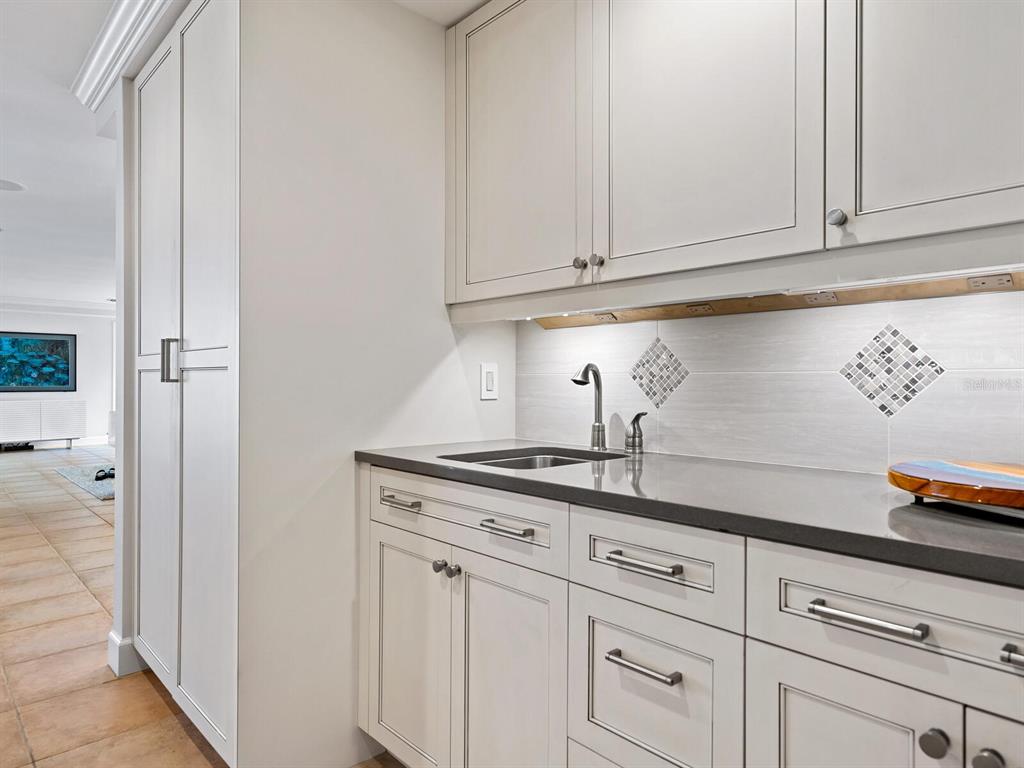 606 Owl Way Sarasota, FL 34236 - Photo 17 of 47