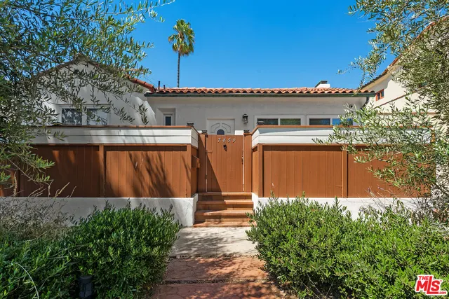 a view of a back yard of the house