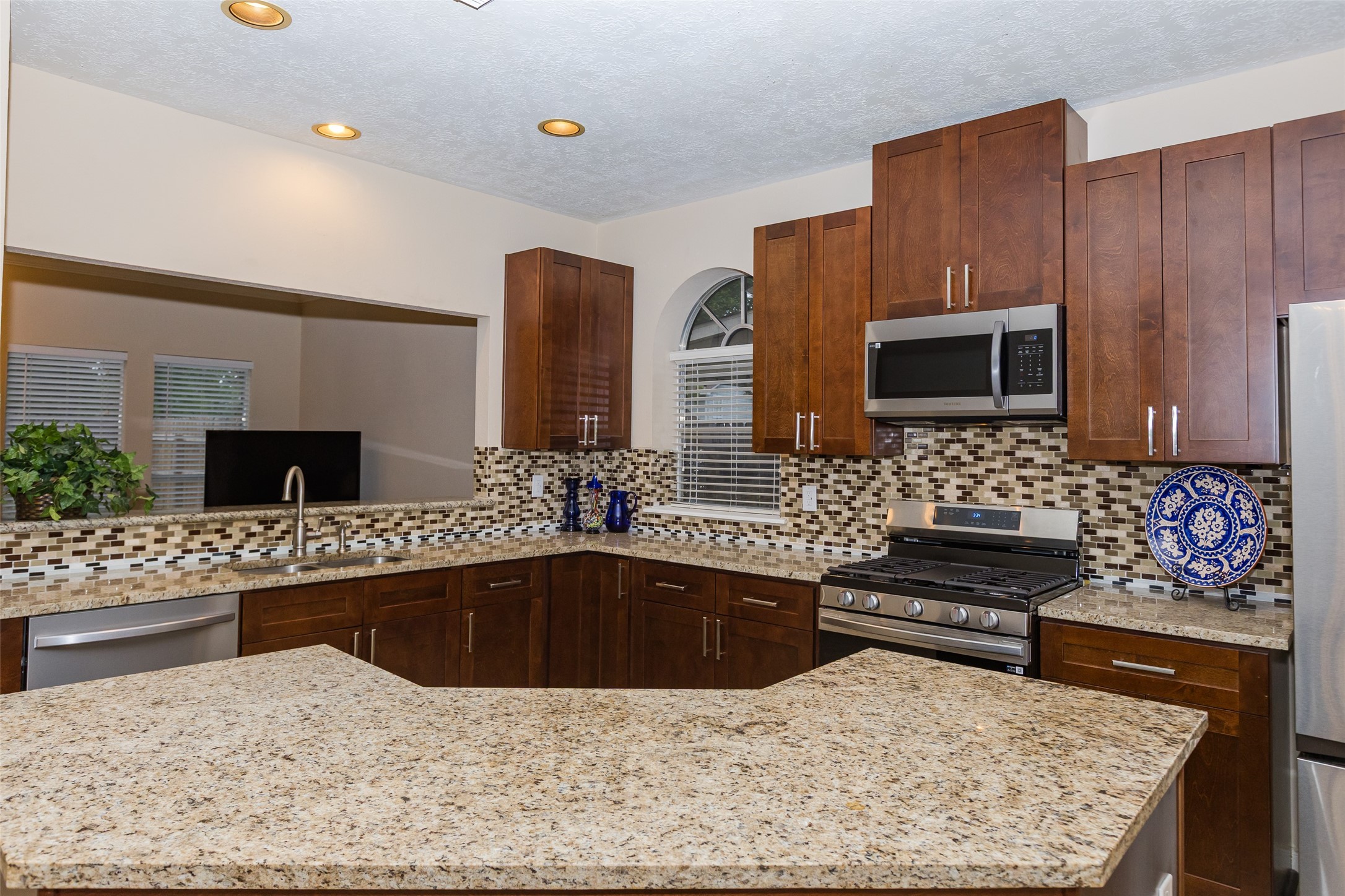 14602 Liscomb Drive Houston, TX 77084 - Photo 4 of 48 Great working Island space.