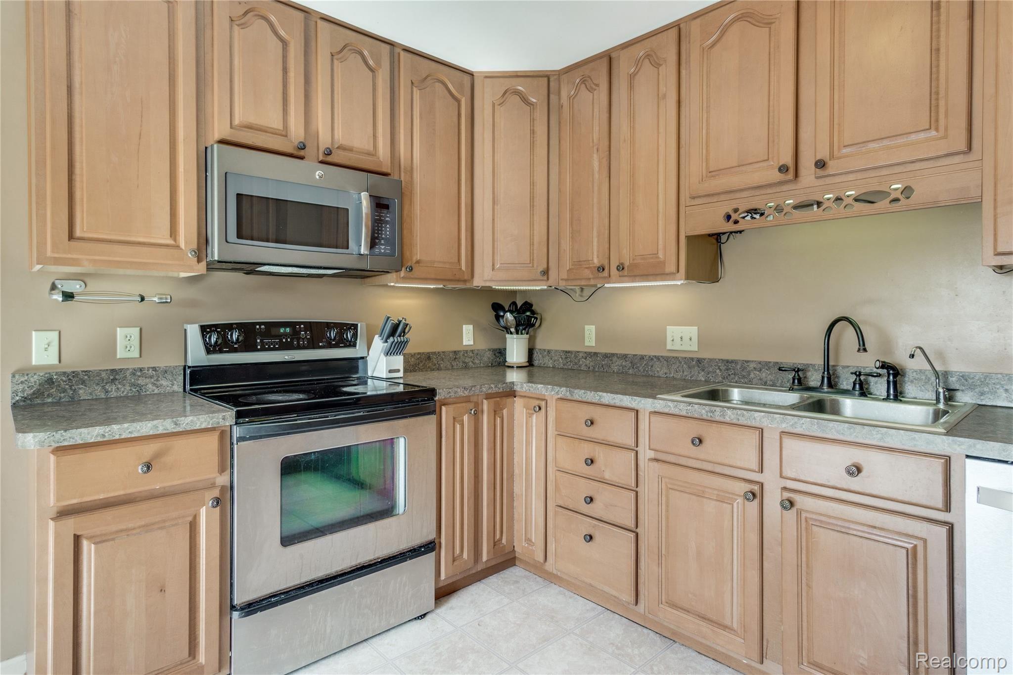 5243 Lethbridge Road Grand Blanc, MI 48439 - Photo 6 of 29 Interiors (10 of 34).jpg