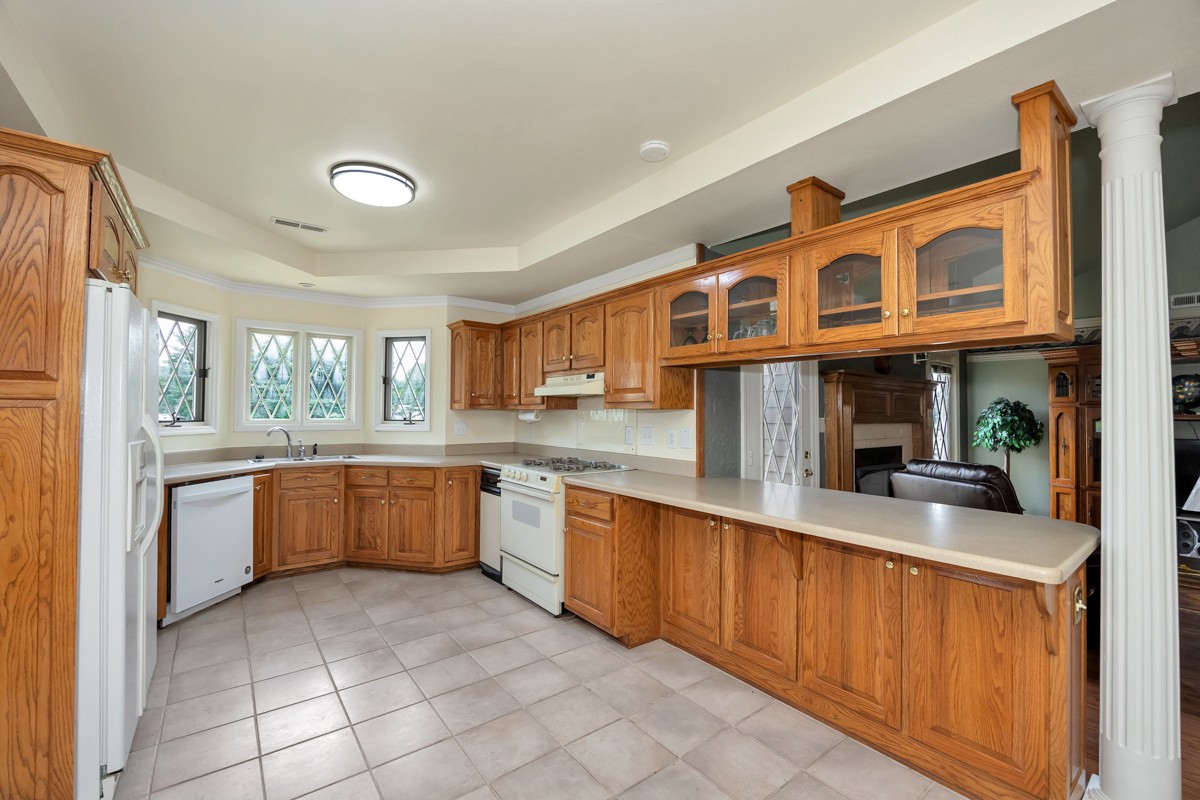 27615 Shannon Road Ardmore, AL 35739 - Photo 11 of 49 a large kitchen with stainless steel appliances granite countertop a large stove a sink dishwasher and cabinets
