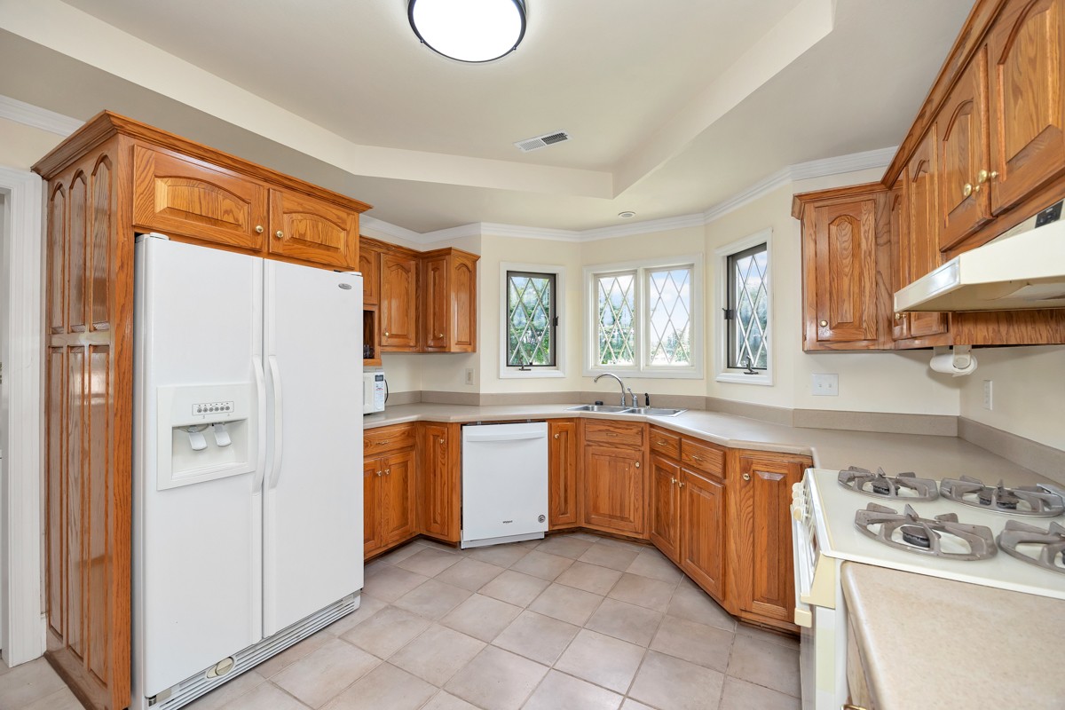 27615 Shannon Road Ardmore, AL 35739 - Photo 12 of 49 a kitchen with stainless steel appliances granite countertop a refrigerator and a sink