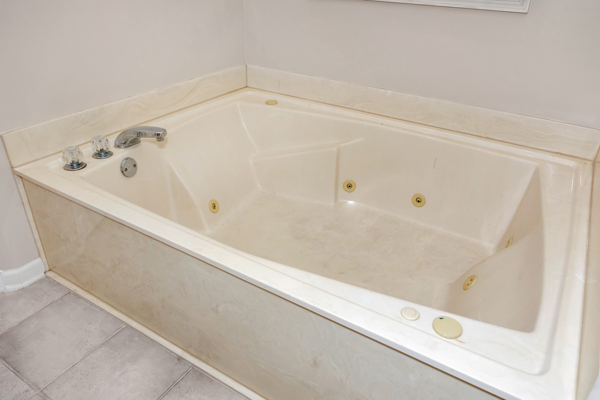 27615 Shannon Road Ardmore, AL 35739 - Photo 30 of 49 a bathroom with a bathtub