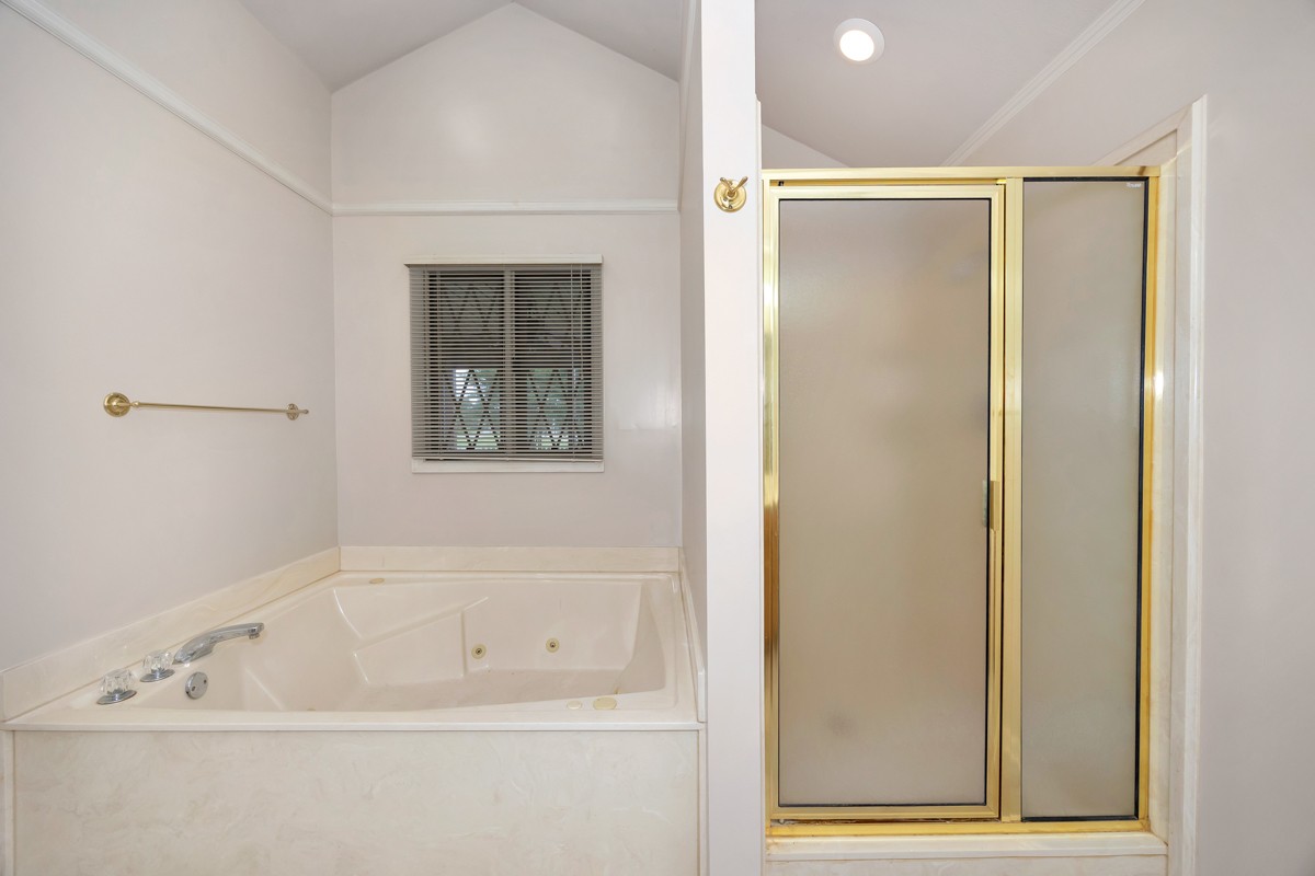 27615 Shannon Road Ardmore, AL 35739 - Photo 31 of 49 a bathroom with a bathtub