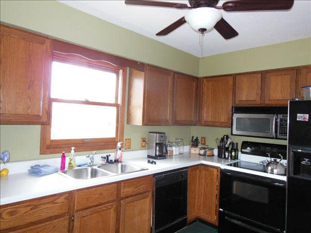 9755 Crabb Road Temperance, MI 48182 - Photo 11 of 20 20352537-10.JPG