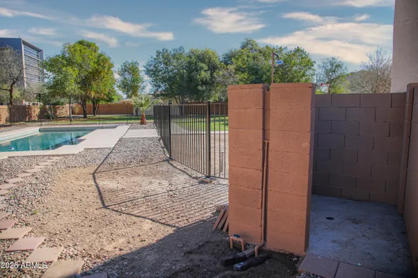 a view of a backyard