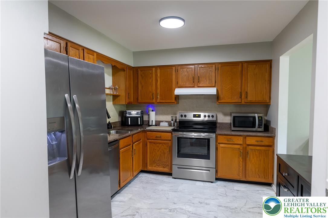 896 Briarstone Road Bethlehem, PA 18017 - Photo 6 of 26 a kitchen with stainless steel appliances granite countertop a stove a refrigerator and a sink