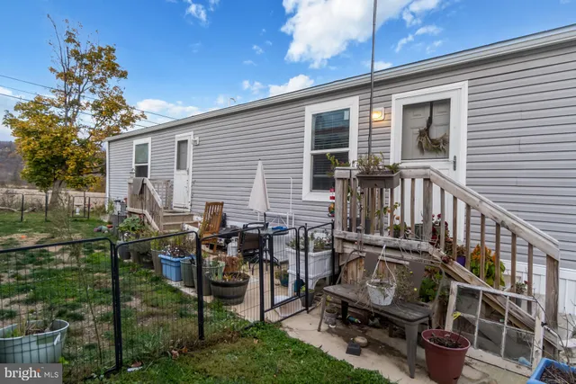 a view of a house with backyard and porch