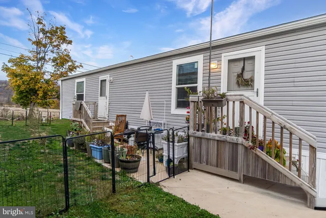 a view of a house with backyard and porch