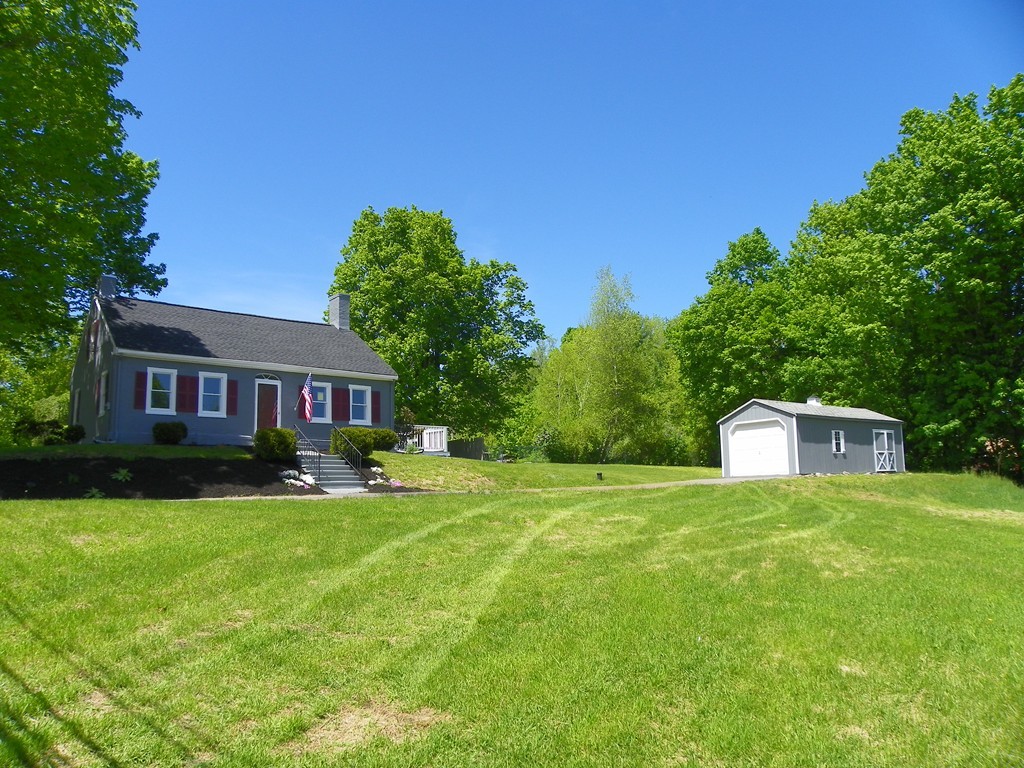 a view of a house with a yard
