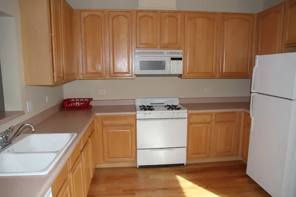 $2,500 | 2226 Daybreak Drive, Unit 2226, Aurora, IL 60503