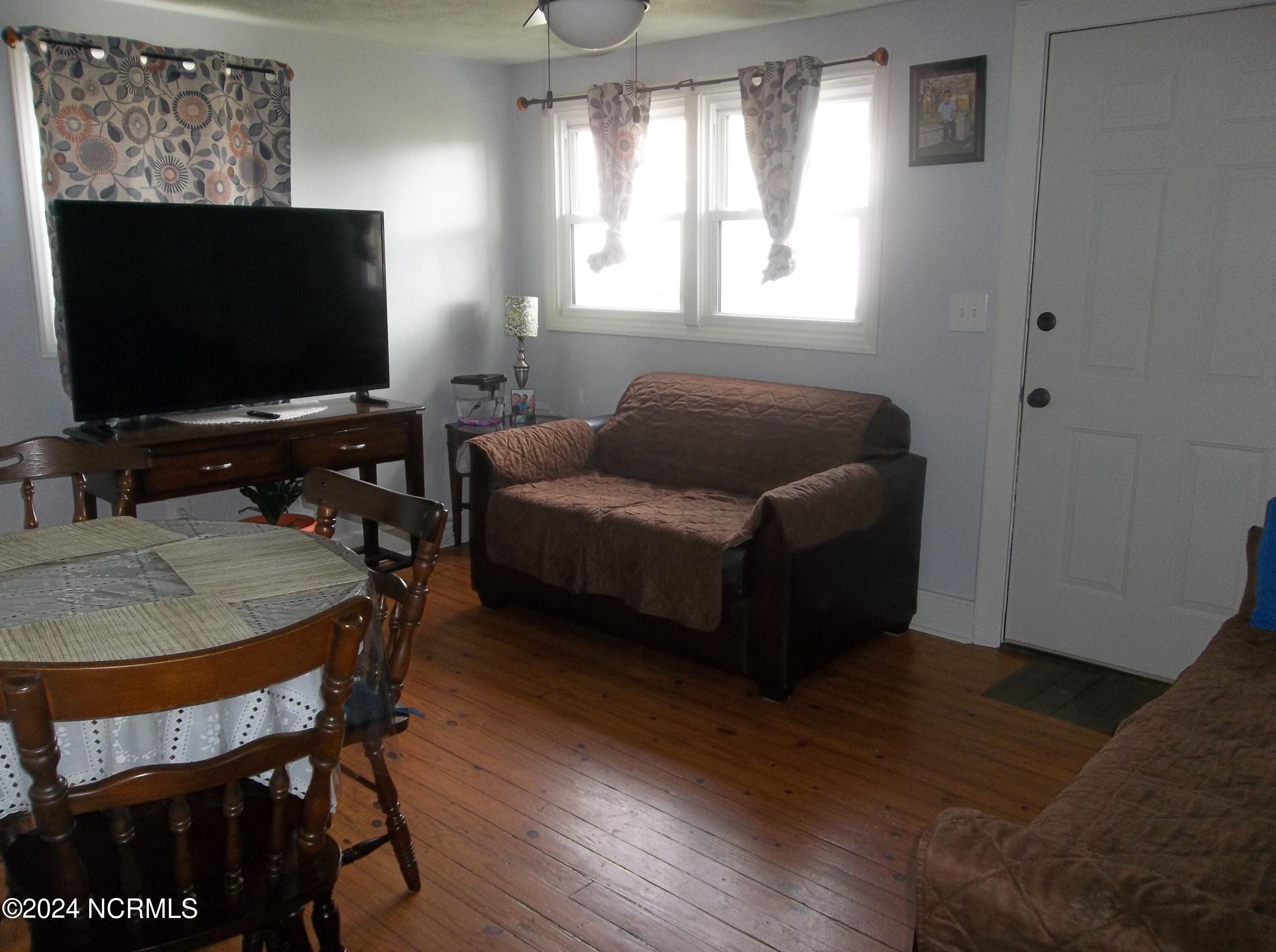 140 School Street Rockingham, NC 28379 - Photo 8 of 11 100_2697