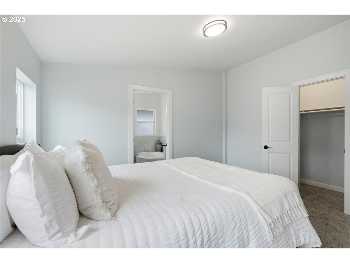 200 Market Street, Unit 255 Lebanon, OR 97355 - Photo 12 of 35 a bedroom with a bed and a lamp