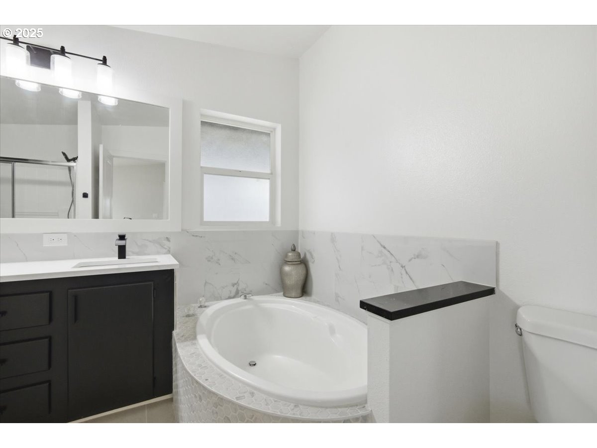 200 Market Street, Unit 255 Lebanon, OR 97355 - Photo 14 of 35 a bathroom with a sink and a mirror