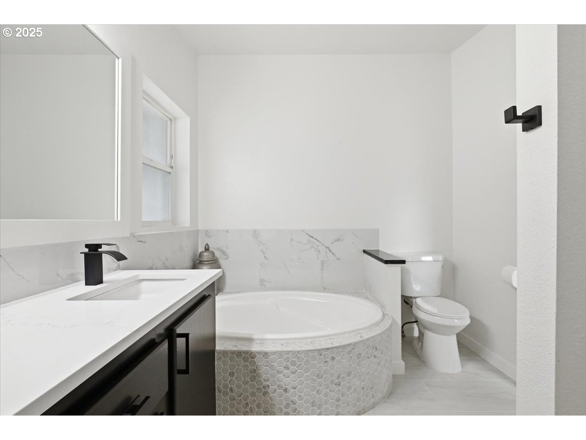 200 Market Street, Unit 255 Lebanon, OR 97355 - Photo 16 of 35 a bathroom with a sink a toilet and mirror