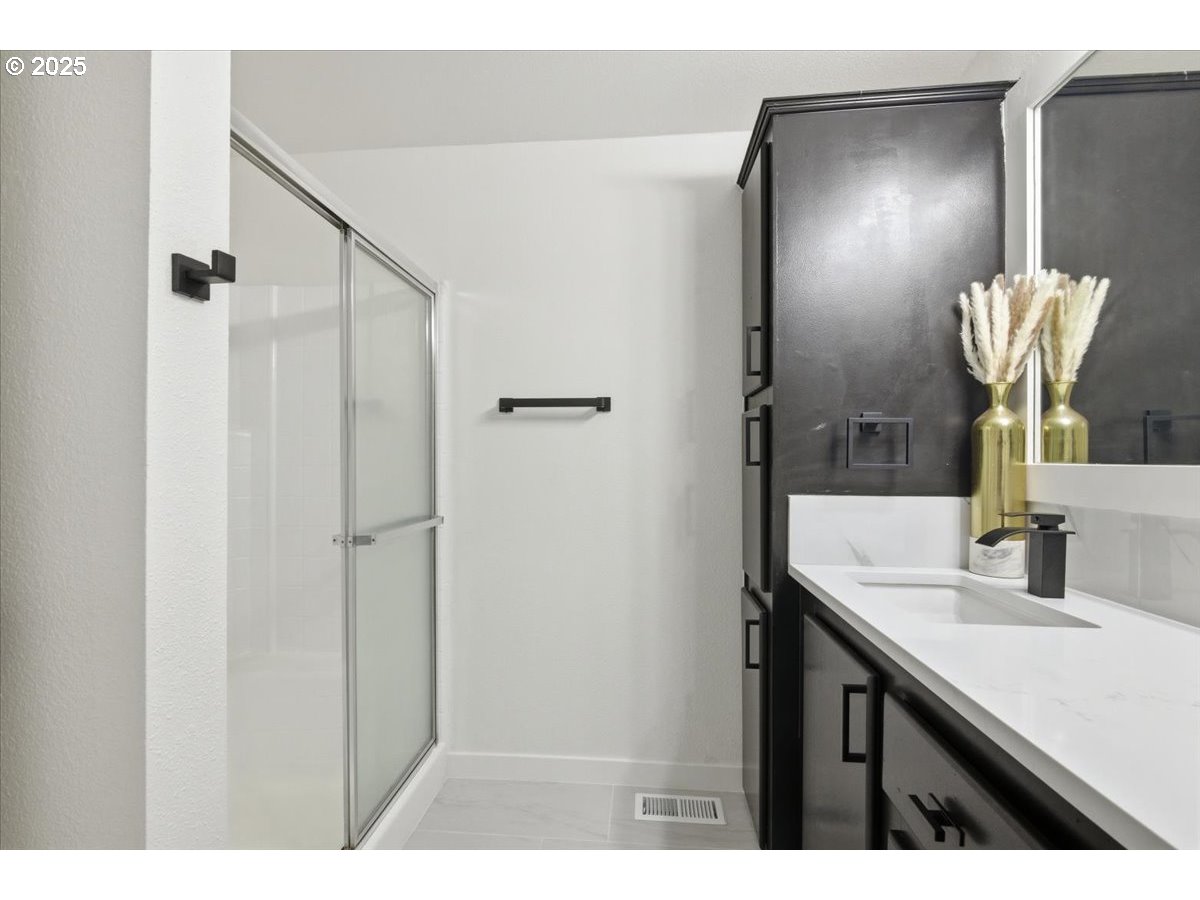 200 Market Street, Unit 255 Lebanon, OR 97355 - Photo 17 of 35 a bathroom with a sink and a mirror