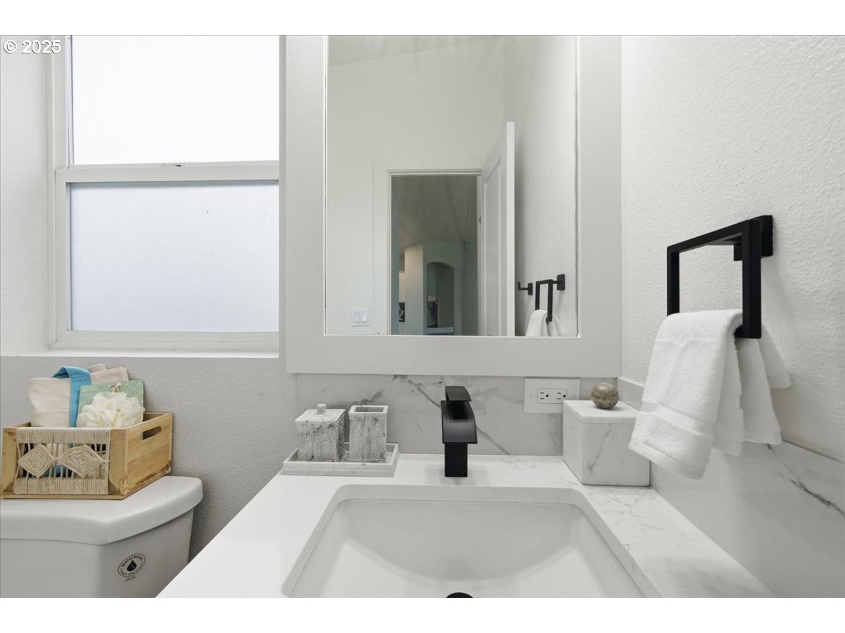200 Market Street, Unit 255 Lebanon, OR 97355 - Photo 22 of 35 a bathroom with a sink and a mirror