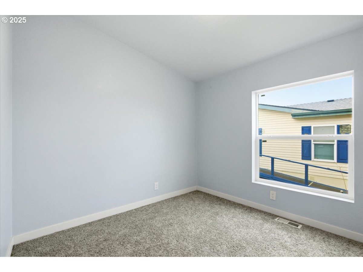 200 Market Street, Unit 255 Lebanon, OR 97355 - Photo 25 of 35 an empty room with a window