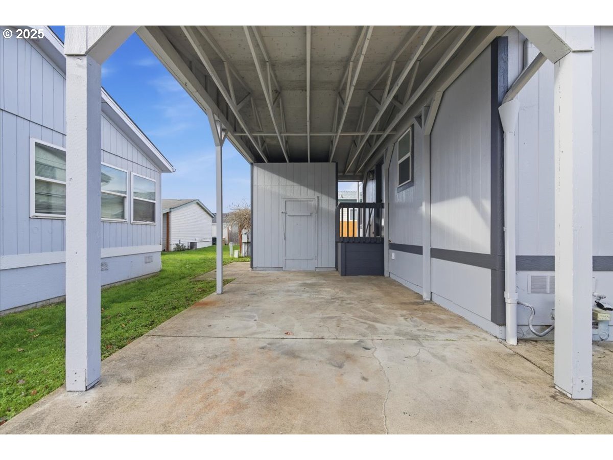 200 Market Street, Unit 255 Lebanon, OR 97355 - Photo 28 of 35 a view of a porch