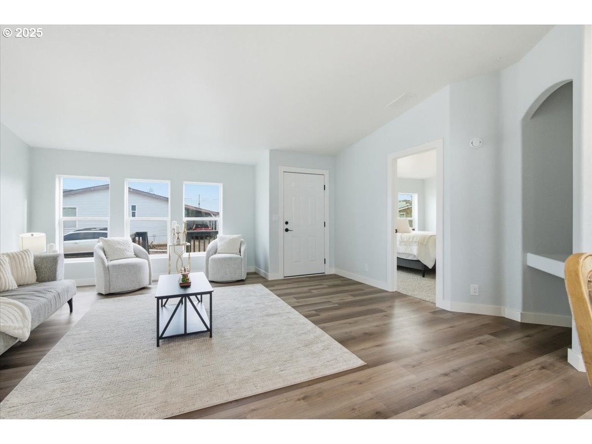 200 Market Street, Unit 255 Lebanon, OR 97355 - Photo 3 of 35 a living room with furniture