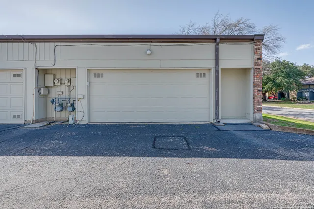 a view of a backyard