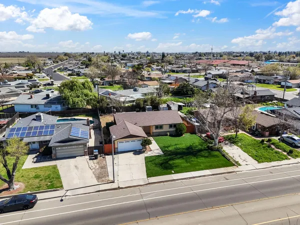 $399,000 | 1542 North Lemoore Avenue, Lemoore, CA 93245