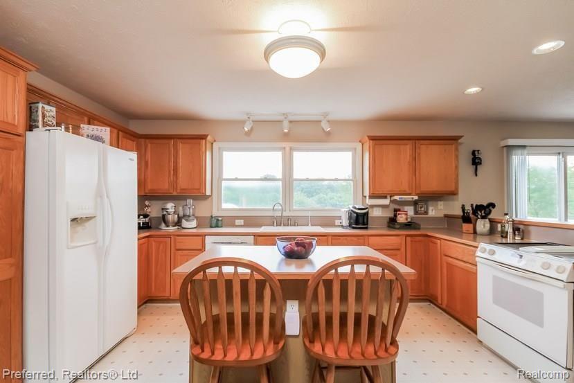 015-Kitchen-1183765-mls.jpg