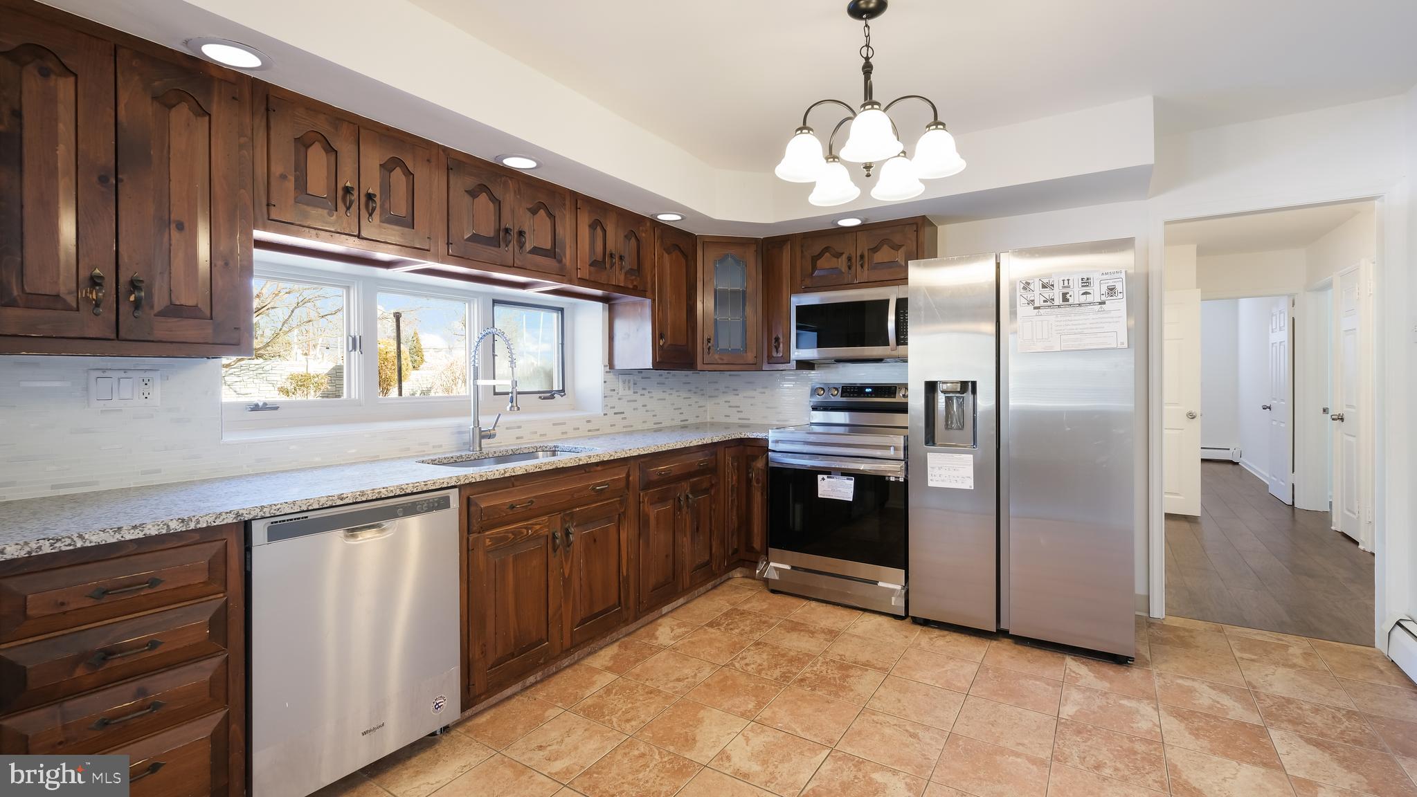 2186 Kent Road Huntingdon Valley, PA 19006 - Photo 4 of 33 Eat in kitchen