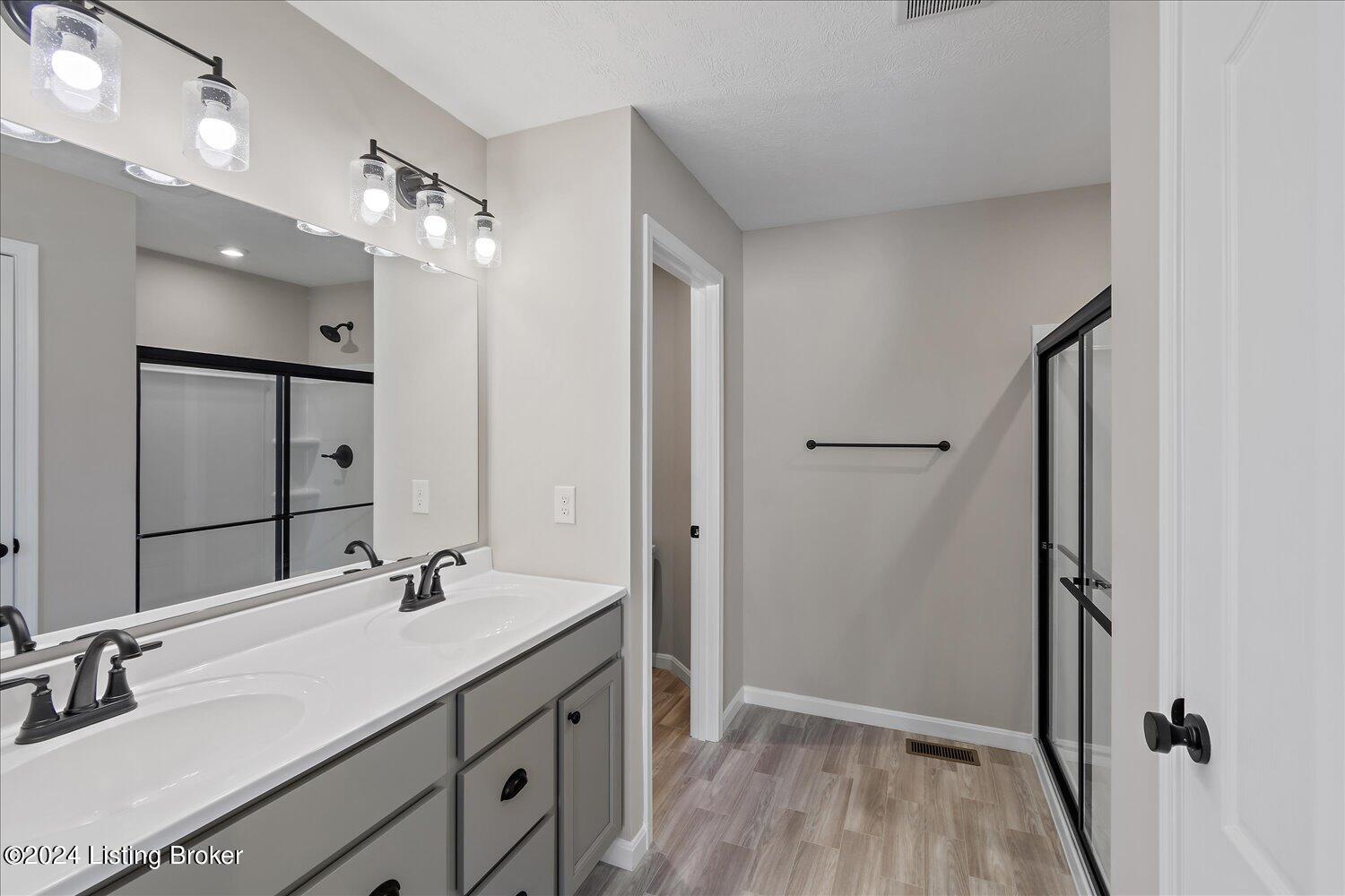 188 Blue Ridge Circle Mount Washington, KY 40047 - Photo 21 of 28 17-Primary Bathroom