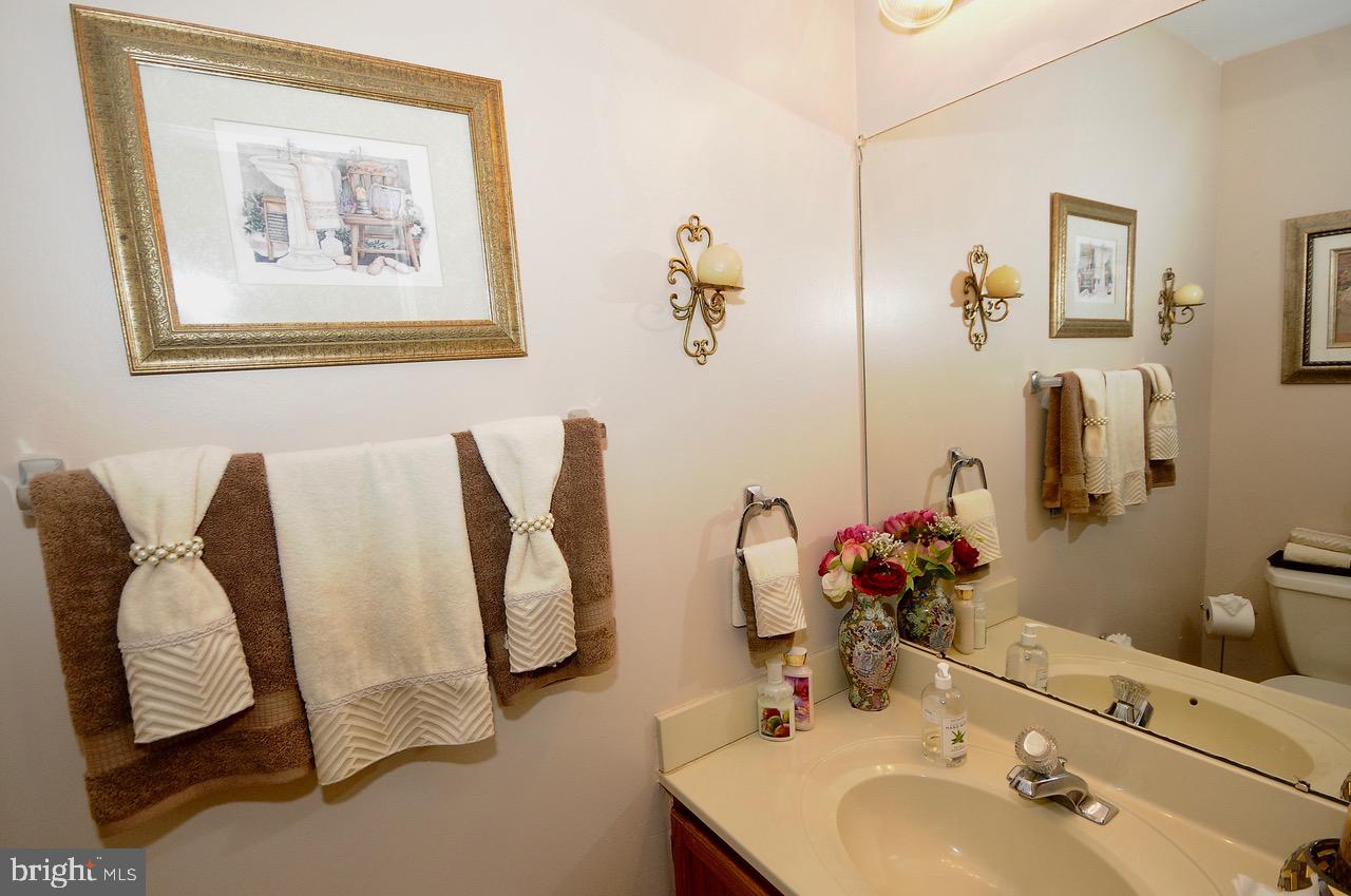 91 Ridgewood Way Burlington, NJ 08016 - Photo 13 of 37 Main Floor Half Bath