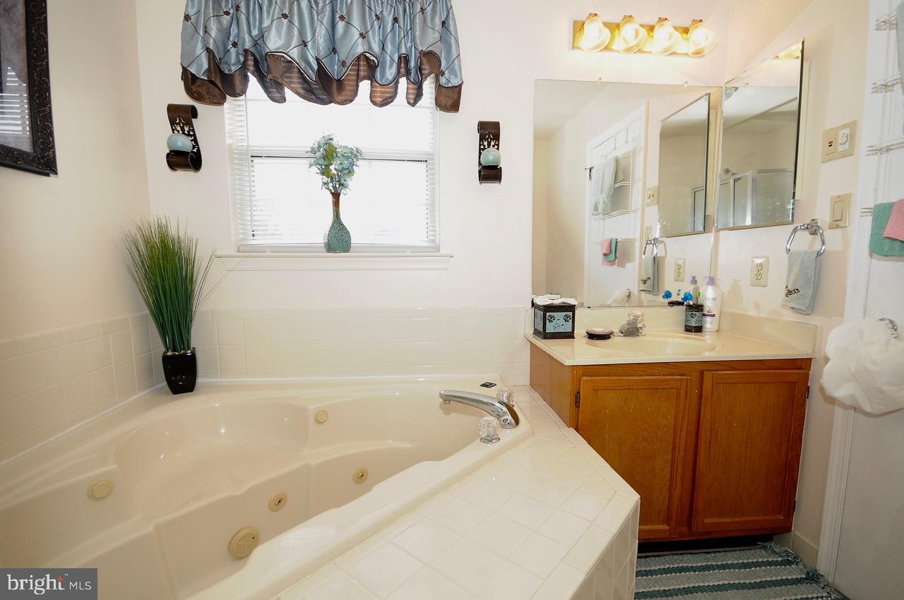 91 Ridgewood Way Burlington, NJ 08016 - Photo 20 of 37 Master Bathroom