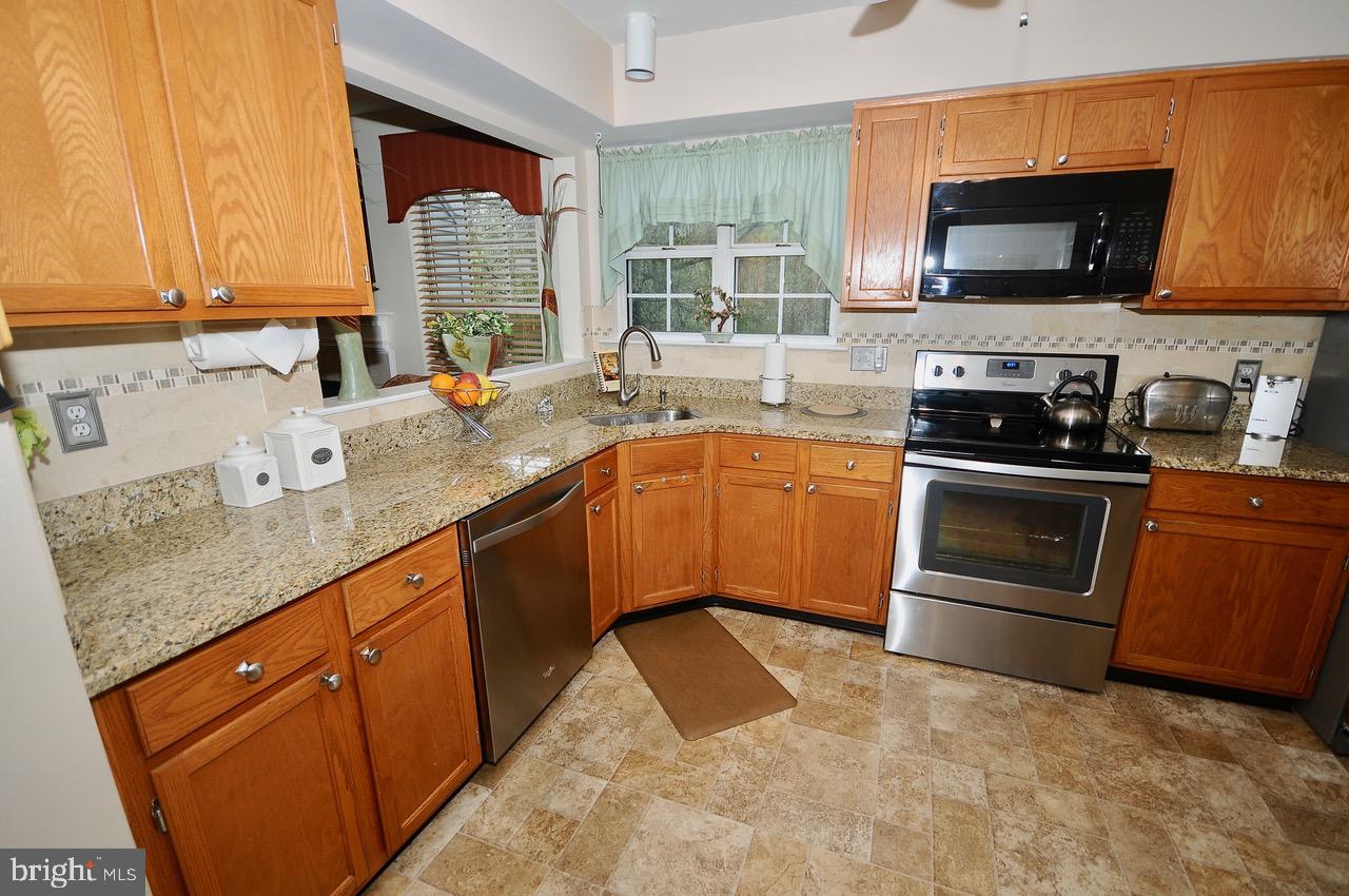 91 Ridgewood Way Burlington, NJ 08016 - Photo 7 of 37 Kitchen with Granite Counter Tops