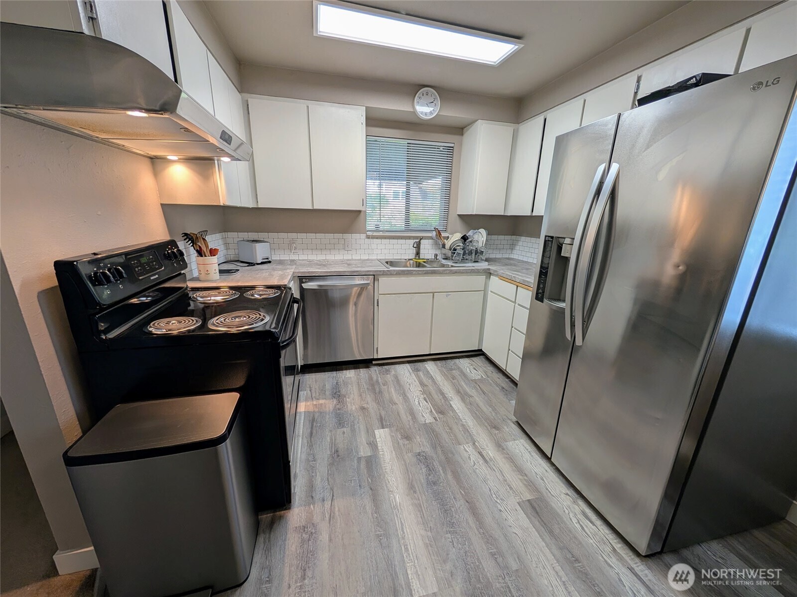 936 North 101st Street Seattle, WA 98133 - Photo 5 of 26