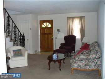 922 Grant Road Folcroft, PA 19032 - Photo 6 of 10 Living Room