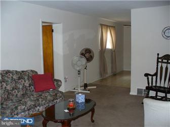 922 Grant Road Folcroft, PA 19032 - Photo 7 of 10 Living Room