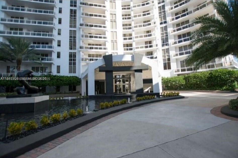 901 Brickell Key Boulevard, Unit 2701 Miami, FL 33131 - Photo 3 of 29