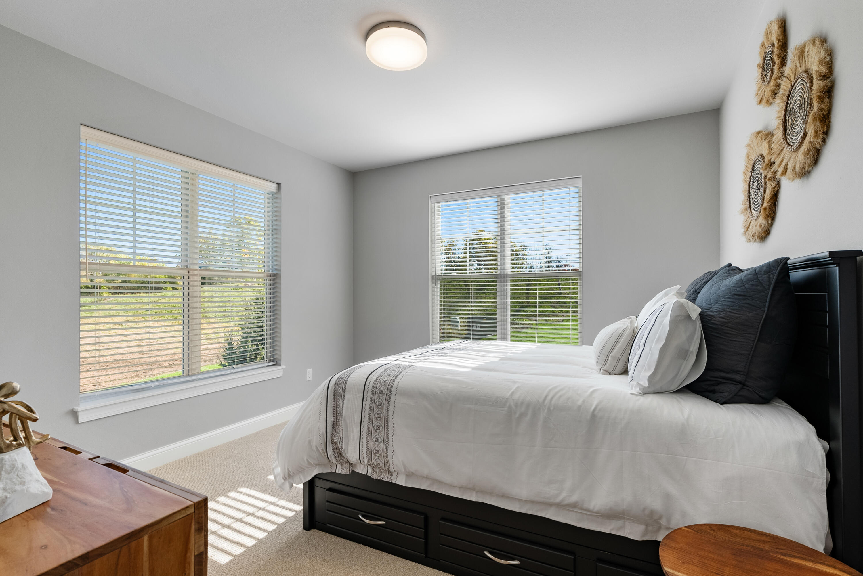 1749 North River Road Milwaukee, WI 53217 - Photo 20 of 40 Sunny Bed 2