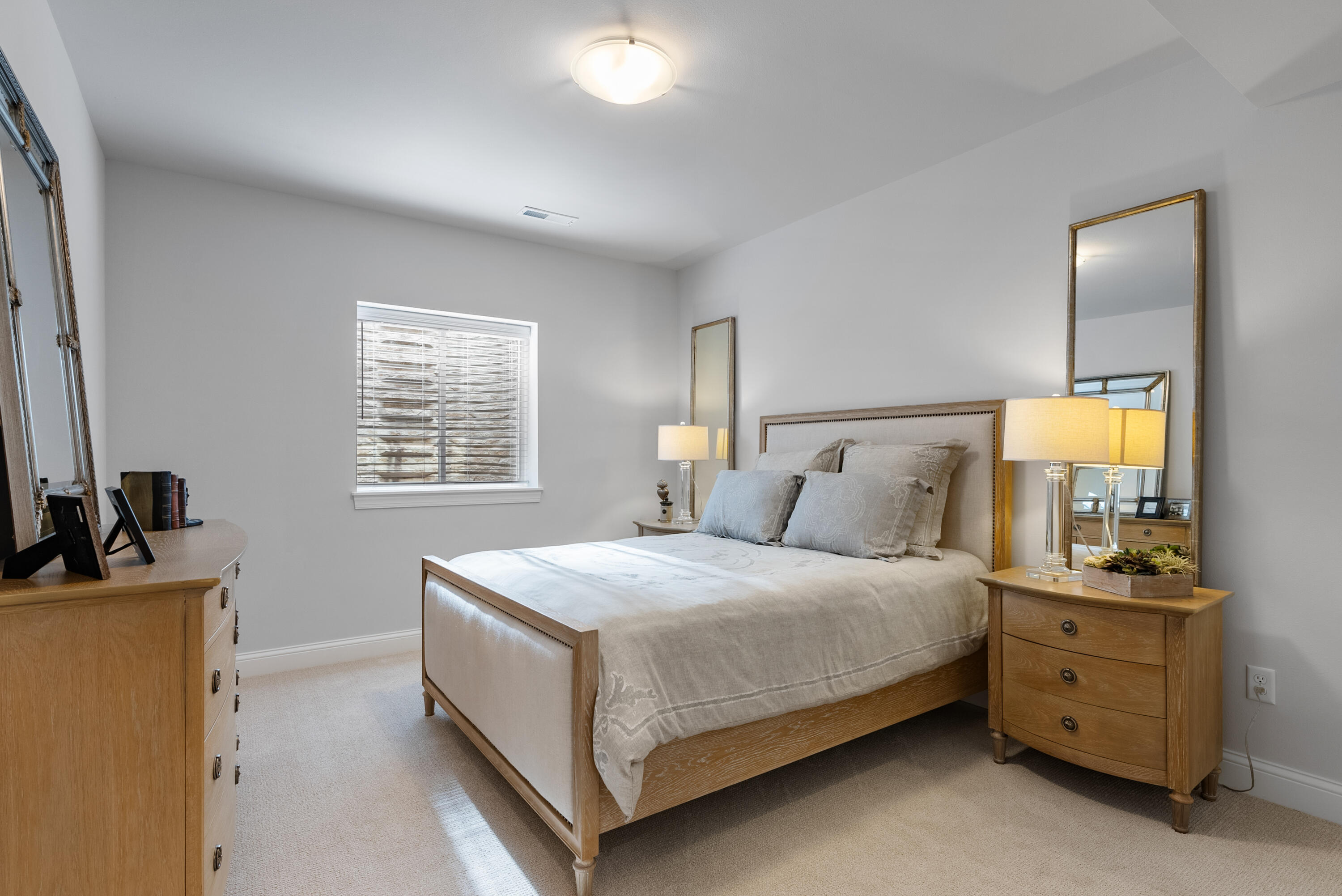 1749 North River Road Milwaukee, WI 53217 - Photo 29 of 40 Bed 4 in LL