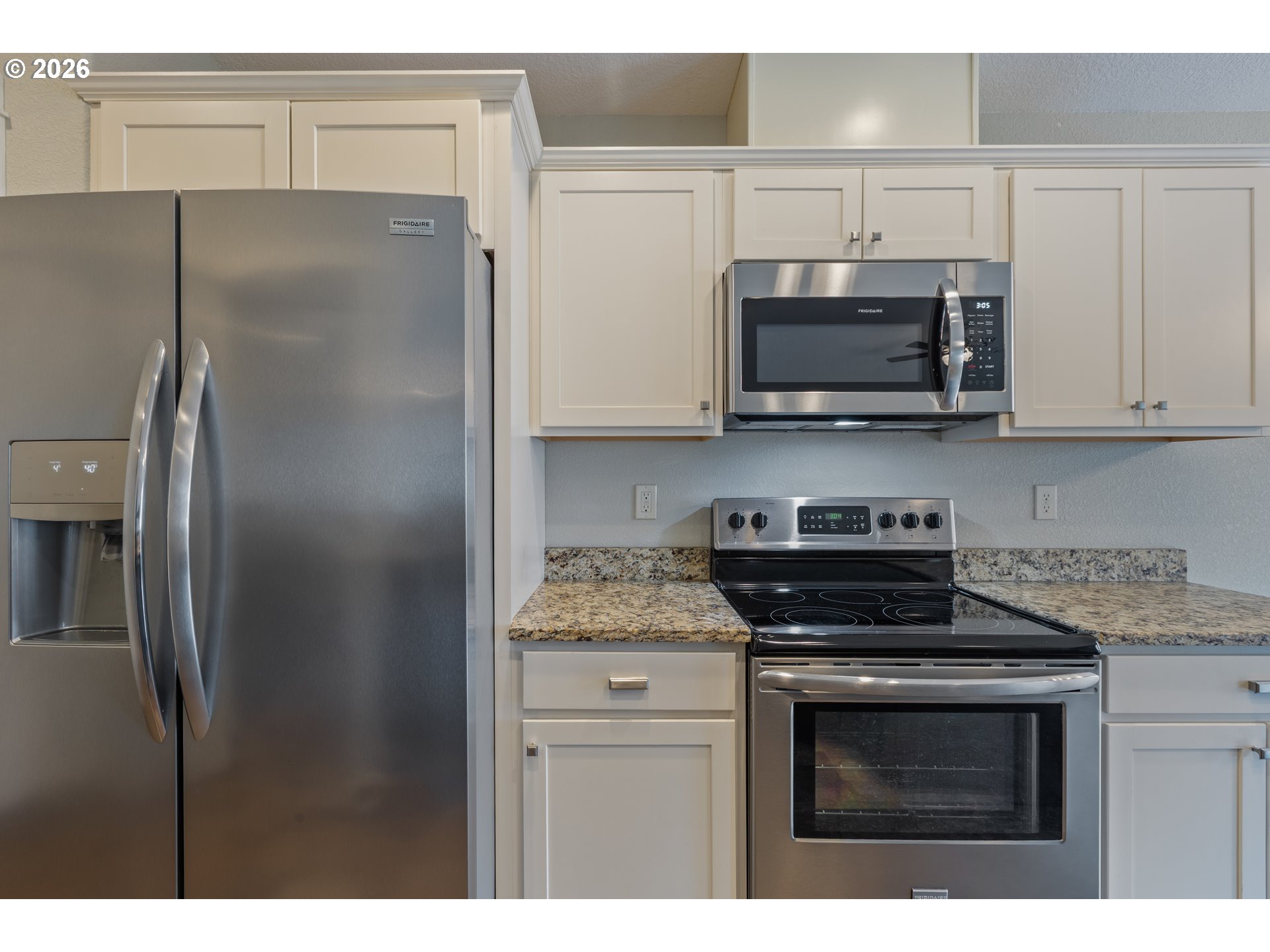 409 South State Street Sutherlin, OR 97479 - Photo 17 of 47 a kitchen with a refrigerator stove and microwave