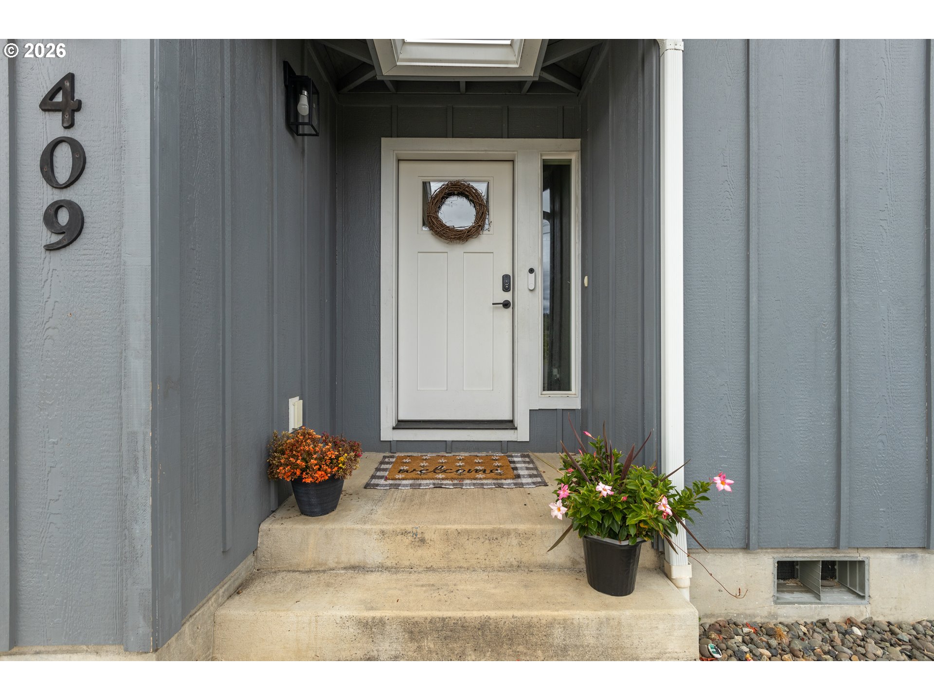 409 South State Street Sutherlin, OR 97479 - Photo 4 of 47 a view of a entryway of a house