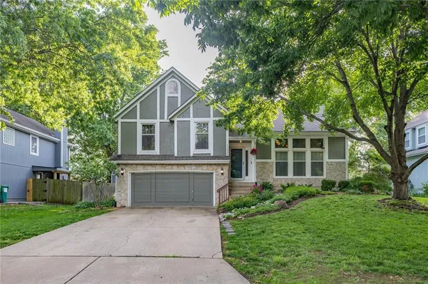 $485,000 | 10912 Cottonwood Street, Lenexa, KS 66215