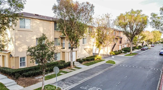 a view of backyard of the house
