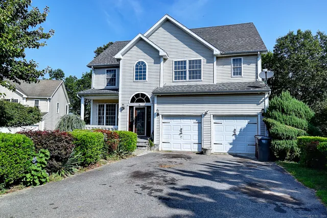 a view of a yard in front of house