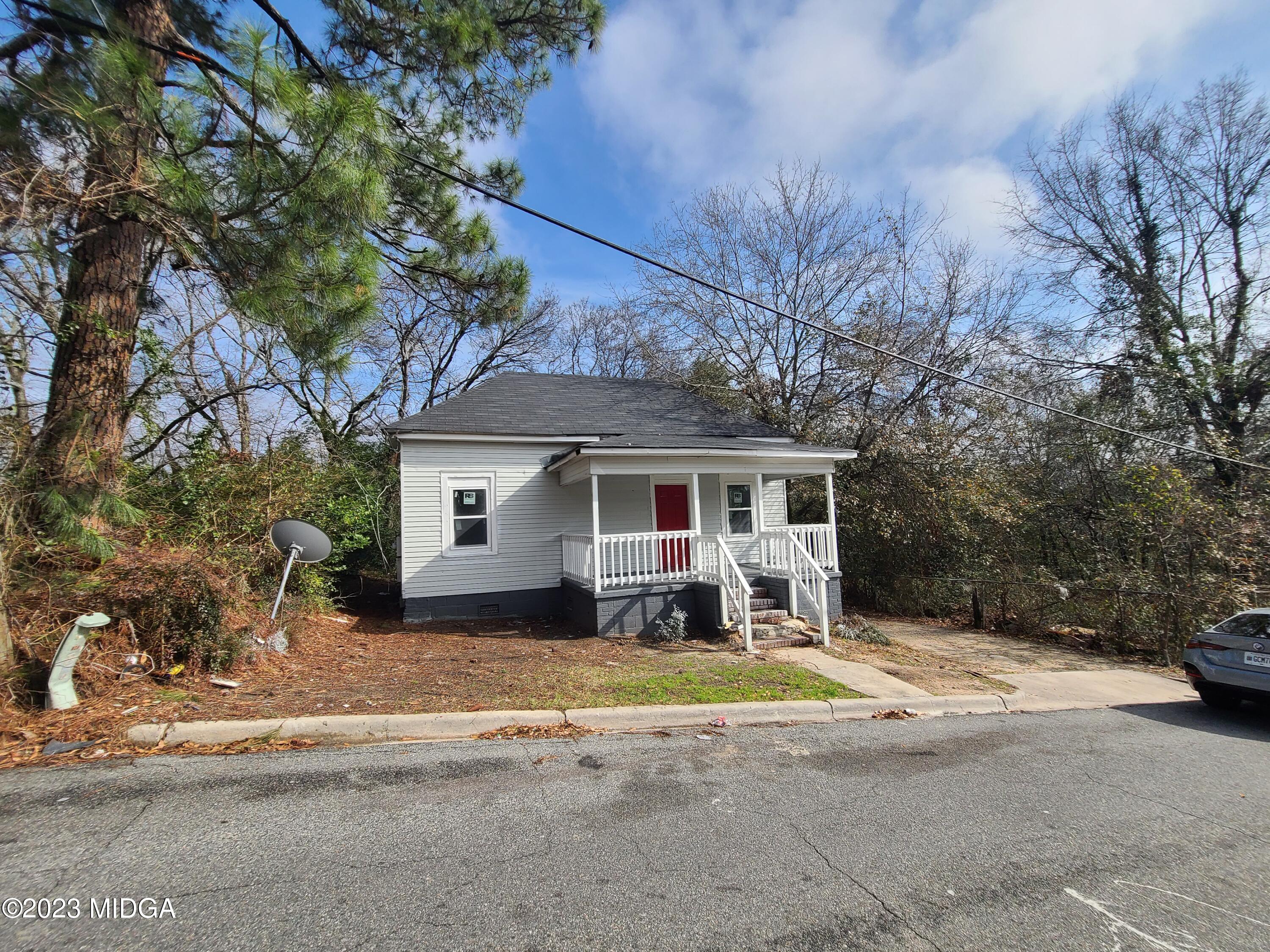 424 Pansy Avenue Macon, GA 31204 - Photo 2 of 19 a house view with a outdoor space