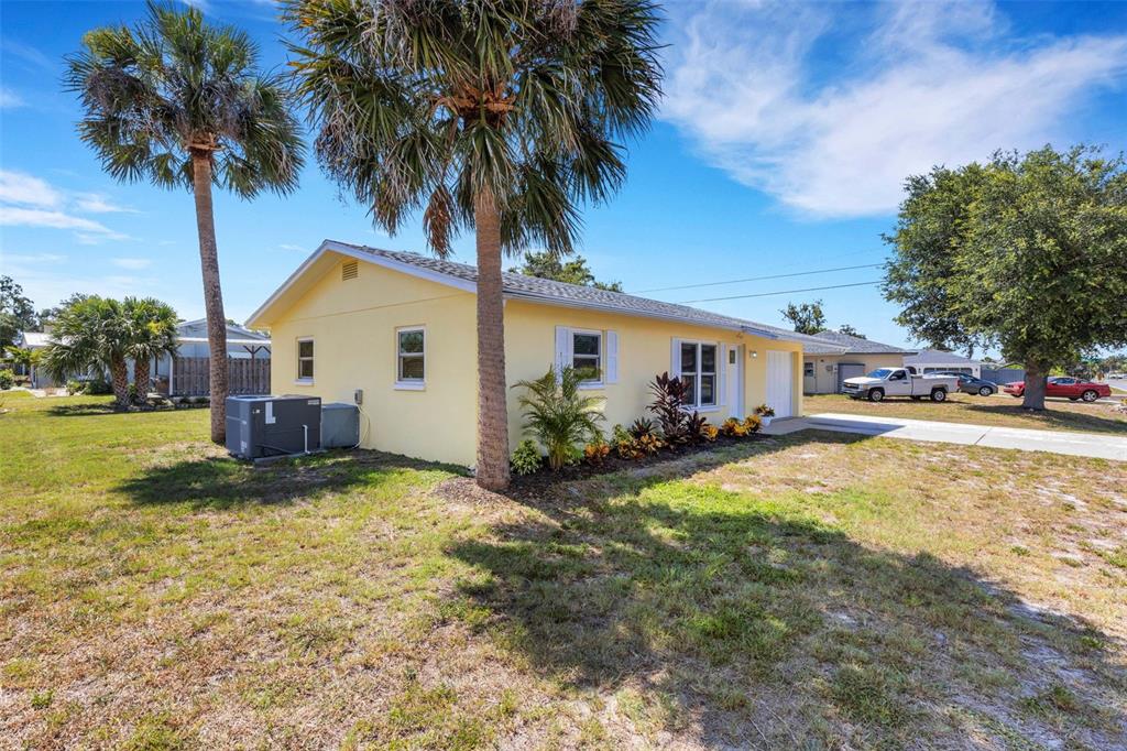 5231 Pompano Road Venice, FL 34293 - Photo 2 of 31