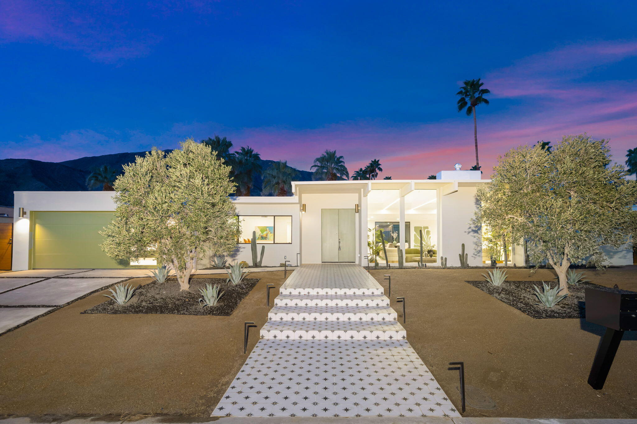 71459 Halgar Road Rancho Mirage, CA 92270 - Photo 4 of 46 a view of a patio with a table and chairs