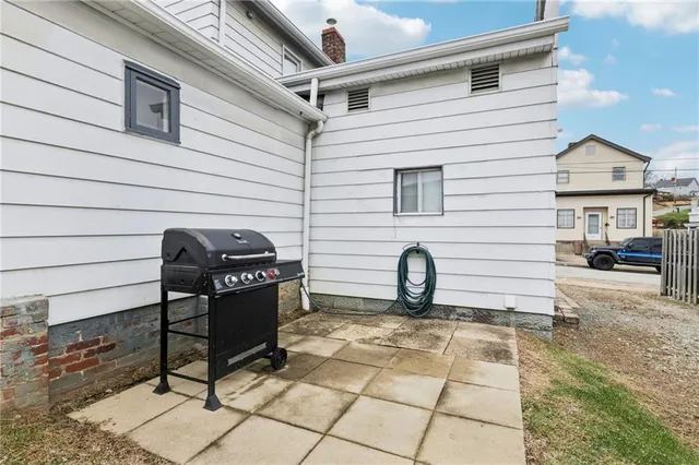 a view of entryway with a yard